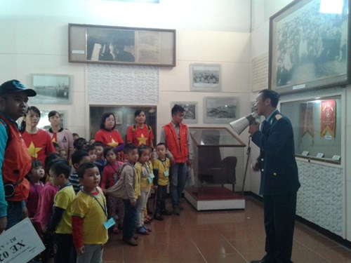 Tham quan học tập ngoại khóa cho học sinh trường mầm non Hoa Mai tại Bảo tàng phòng không không quân-  Xem múa rối nước tại Rạp múa rối nước Việt Nam